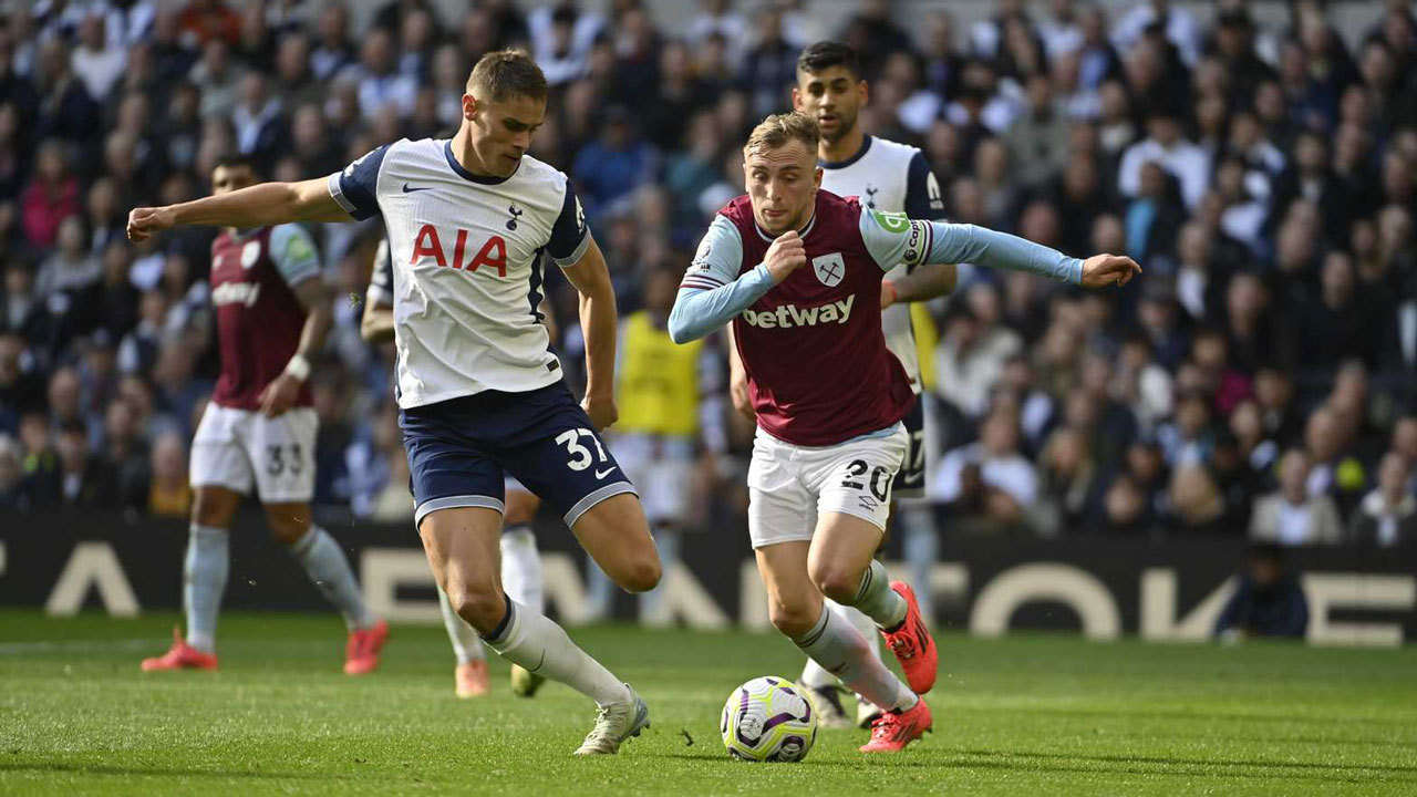 Jarrod Bowen takes on Tottenham's Micky van de Ven