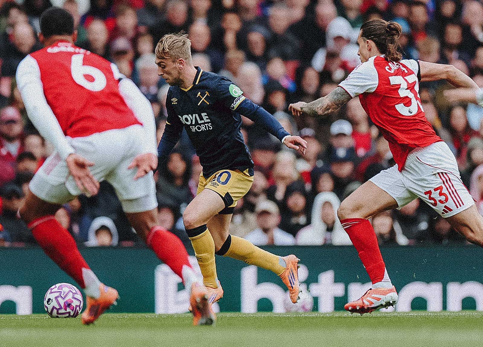 Jarrod Bowen runs with the ball at Arsenal